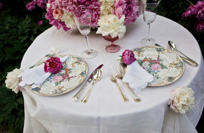 romantic-spring-wedding-outdoor-venue-sweetheart-table-vintage-china__full-carousel
