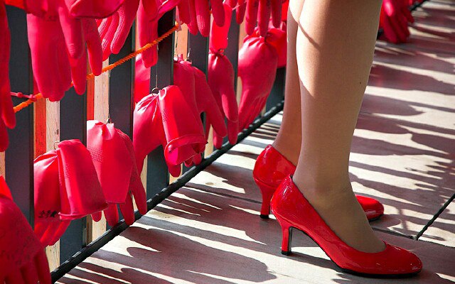 Красные туфли: как подобрать наряд под такую обувь?