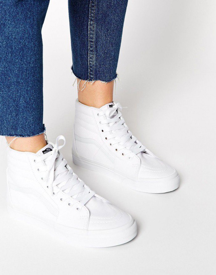 Белые кроссовки: модный тренд нынешнего сезона