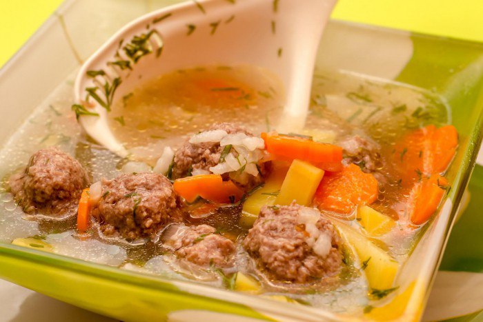Разные рецепты популярного супа с фрикадельками из разного фарша