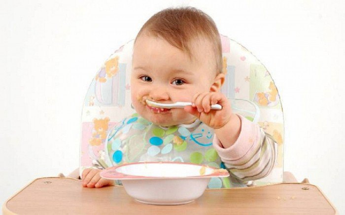 малыш ест самостоятельно