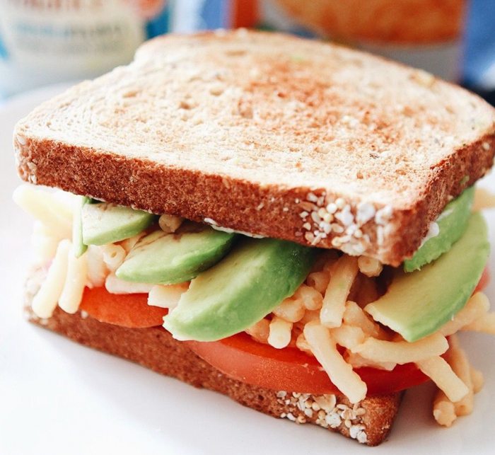 Диетический бутерброд на завтрак с авокадо