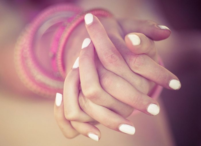 Почему возникает шелушение между пальцами рук? Причины недуга и способы избавления от него