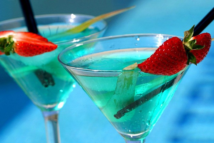 Коктейль «Голубая лагуна» – рецепт удачной вечеринки