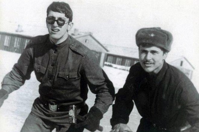 Александр Буйнов (слева)